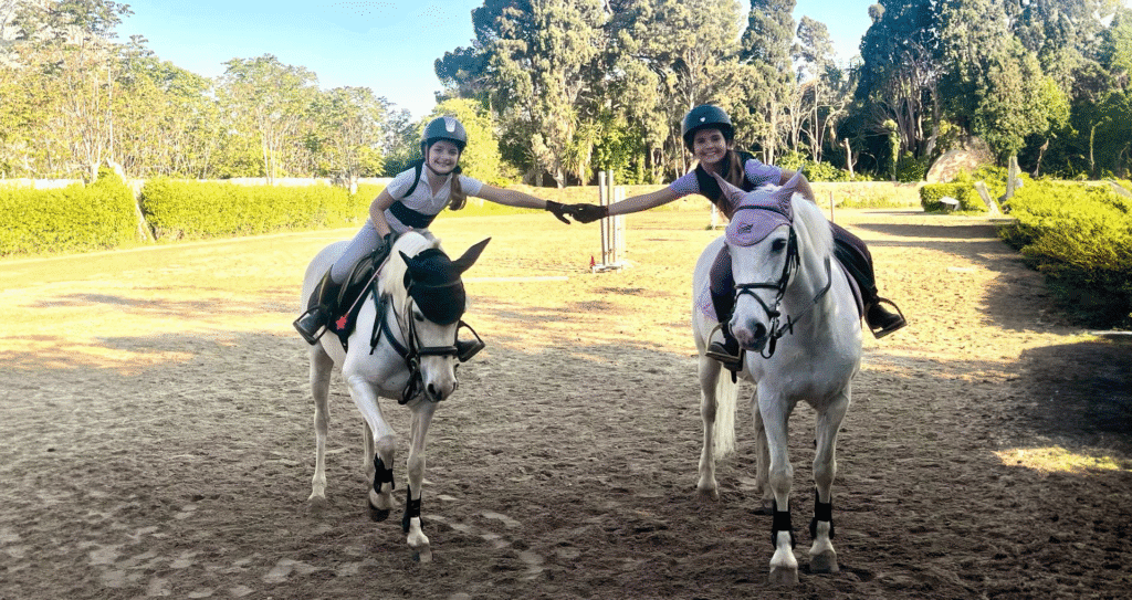 bambini durante una lezione di equitazione al C.I.S.