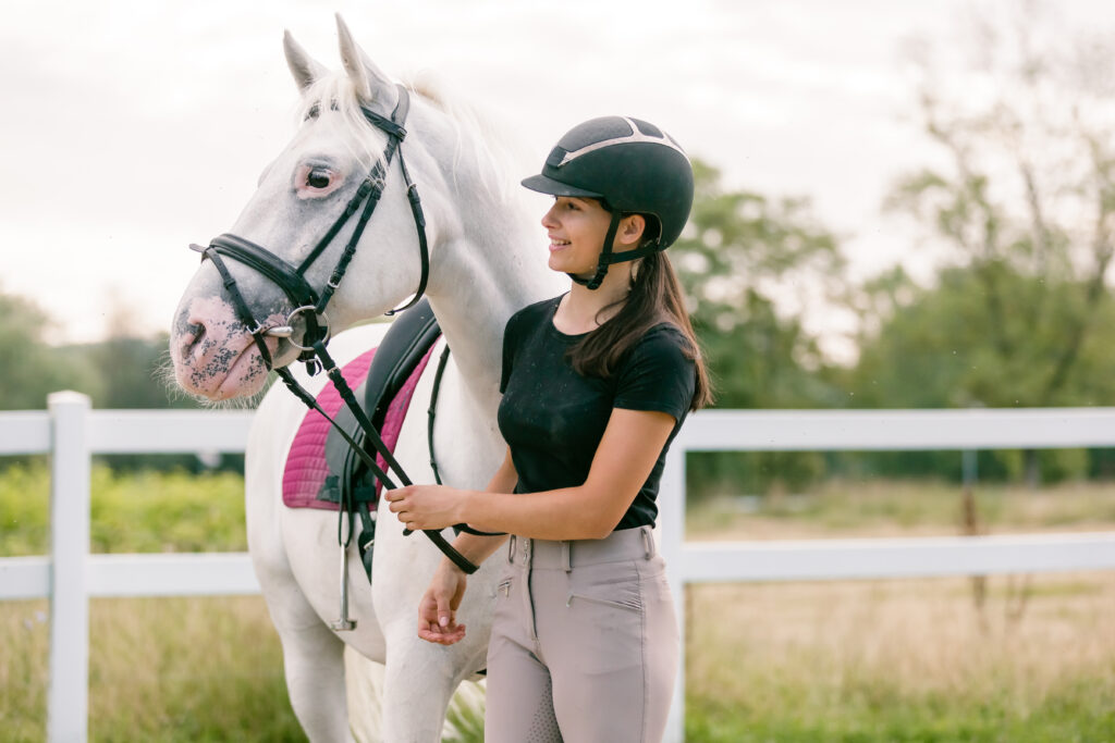 Ragazza sorride con il suo cavallo