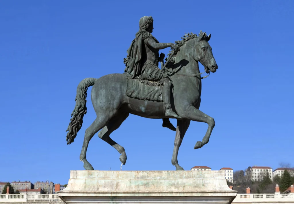 Statua equestre di Luigi XIV nella piazza storica di Lione